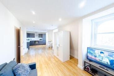 Large Apartment  2 Bathrooms   16 Charlotte House