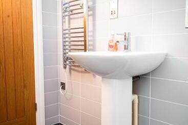 Large Apartment  2 Bathrooms   16 Charlotte House