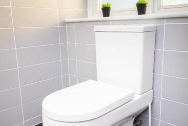 Large Apartment  2 Bathrooms   16 Charlotte House