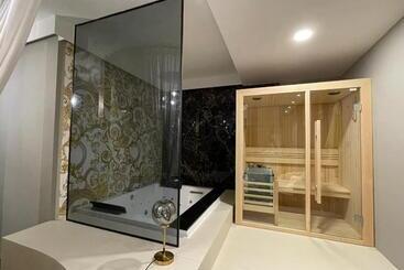 استراحتگاه Versace Luxury Room