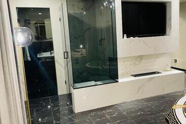 استراحتگاه Versace Luxury Room