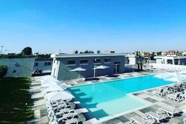 تختخواب و صبحانه Poolside
