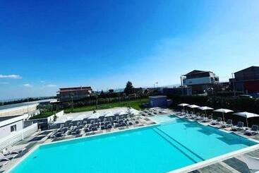 تختخواب و صبحانه Poolside