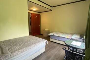 هتل Oyo 90616 George Adventure Base