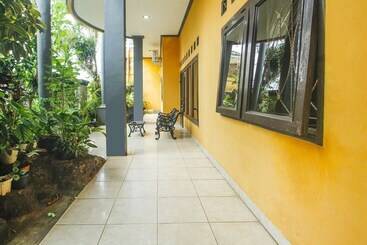 هتل Spot On 91620 Skypiea Guest House