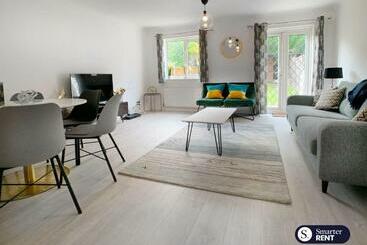 Knaphill, Woking 3 Bed House With Garden