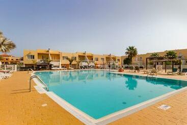 شقق خاصة سياحية Modern 3 Bedroom House With Large Pool And Fast Internet, 100ft From The Sea   Sleeps 6