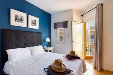 Modern 3 Bedroom House With Large Pool And Fast Internet, 100ft From The Sea Sleeps 6