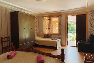 پانسیون Matua Guest House
