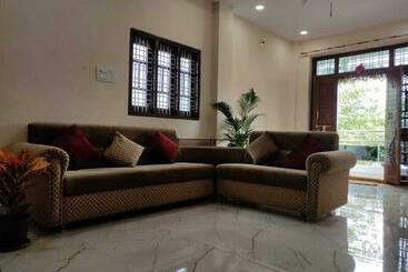هتل Spot On 93277 Sunrise Guest House