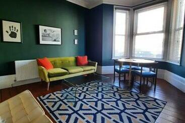 شقق خاصة سياحية Stylish, Spacious, 2 Bed Garden Flat Close To Sea