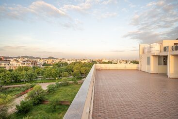 هتل Sheerha Royal Residency