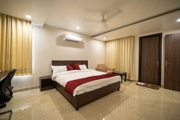 هتل Sheerha Royal Residency