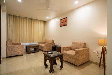 هتل Sheerha Royal Residency