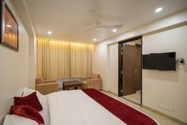 هتل Sheerha Royal Residency