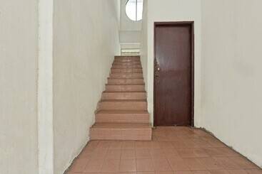 هتل Oyo 90599 Villa De Rose