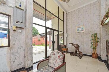 هتل Oyo 90599 Villa De Rose