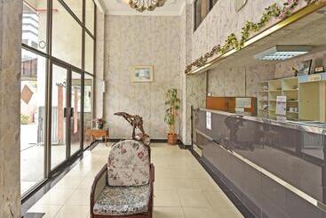 هتل Oyo 90599 Villa De Rose