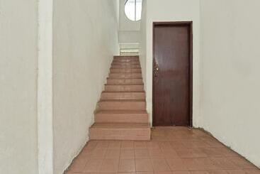 هتل Oyo 90599 Villa De Rose
