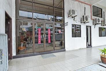 هتل Oyo 90599 Villa De Rose