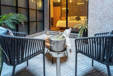 هتل Patio Santiago