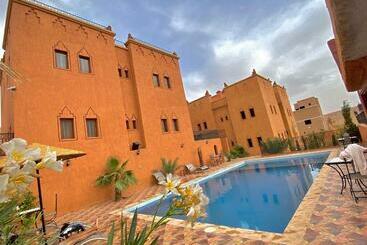 호텔 Riad Ouinz