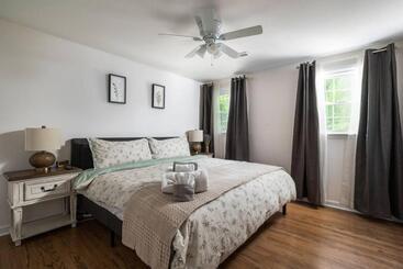 Lovely Farmhouse In The Heart Of Greensboro