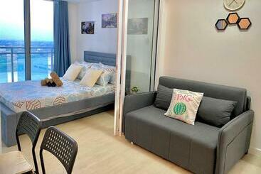 Pleasantly Straight Forward 1 Br Unit @ Azure