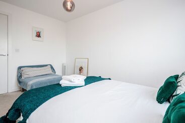 2 Bed Apartment Near Basildon Train Station