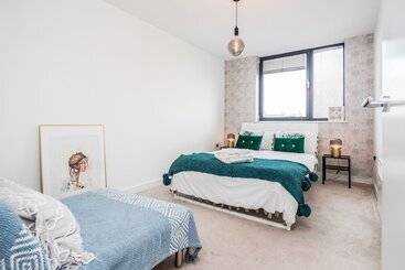 2 Bed Apartment Near Basildon Train Station