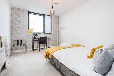 2 Bed Apartment Near Basildon Train Station
