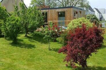 Tiny House Dans Jardin Arboré