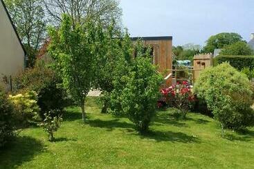Tiny House Dans Jardin Arboré