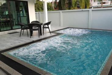 Private Pool Villa With Jacuzzi At Royal Park Village   Walk To The Beach   6 People   Max 3 Males