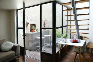 Жильё для туристов Maison De 2 Chambres Avec Vue Sur La Ville Terrasse Et Wifi A Cucuron
