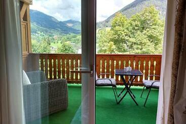 Alpenflair Charming Ski To Door Apartment