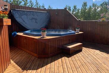 Cosy Retreat Home With Jacuzzi
