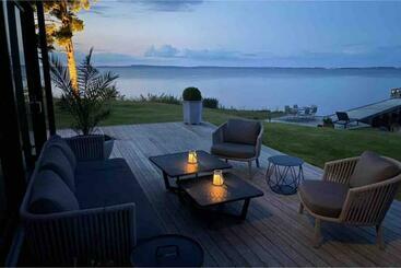 شقق خاصة سياحية Stylish Lake View House