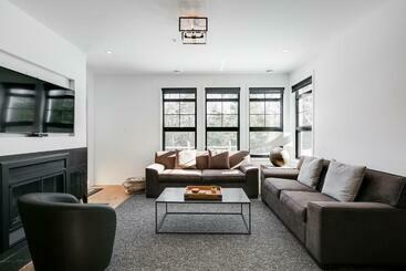 Tremblant Les Eaux Le Contemporain By Gestion Elite