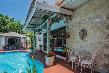 تختخواب و صبحانه Honeypot Guest House