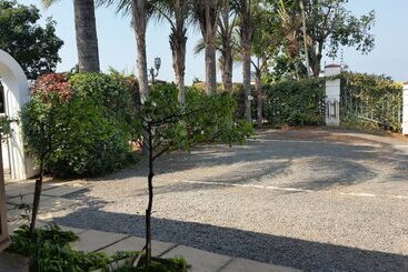 تختخواب و صبحانه Honeypot Guest House