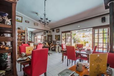 تختخواب و صبحانه Honeypot Guest House