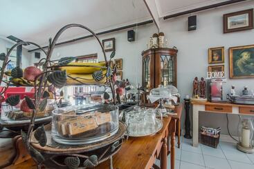 تختخواب و صبحانه Honeypot Guest House