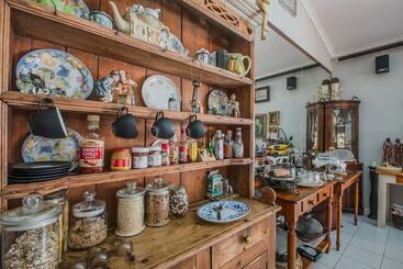 تختخواب و صبحانه Honeypot Guest House