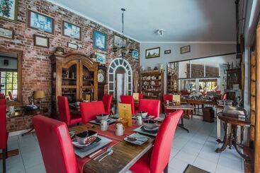 تختخواب و صبحانه Honeypot Guest House
