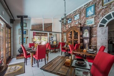 تختخواب و صبحانه Honeypot Guest House
