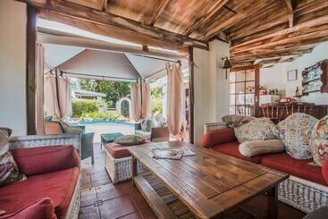 تختخواب و صبحانه Honeypot Guest House