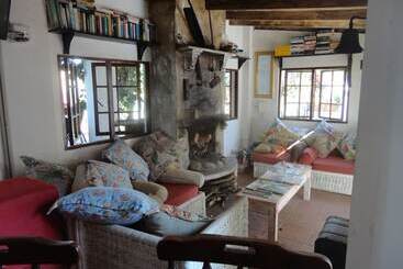 تختخواب و صبحانه Honeypot Guest House