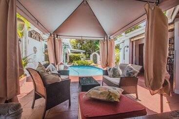 تختخواب و صبحانه Honeypot Guest House