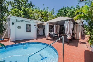 تختخواب و صبحانه Honeypot Guest House